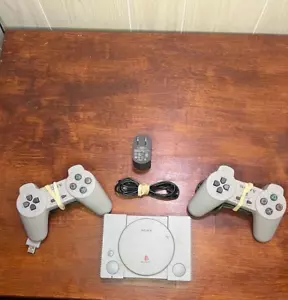 Sony PlayStation 1 Classic Mini Konsole mit 2 Controllern Top Zustand - Bild 1 von 9