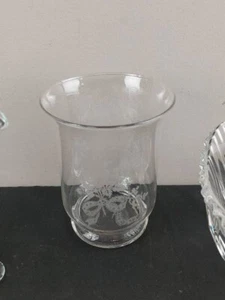 Vintage Glas Vase mit Details geätzten Blumen und abgerundetem Rand - Bild 1 von 1
