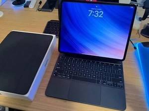 Apple iPad Pro 13” M4 256GB Wi-Fi + Cellular (Unlocked) Black + Magic Keyboard - Picture 1 of 5