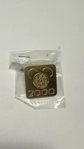 Disney 2000 Pin Soporte para Pase Anual Tono Dorado Pinback Sombrero Solapa Corbata Tack Recuerdo - Imagen 1 de 4