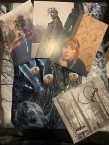 Taylor Swift Bundle Folklore Blanket, Signed CD, 3 Guitar Picks, 3 Postcards - Foto 1 di 2