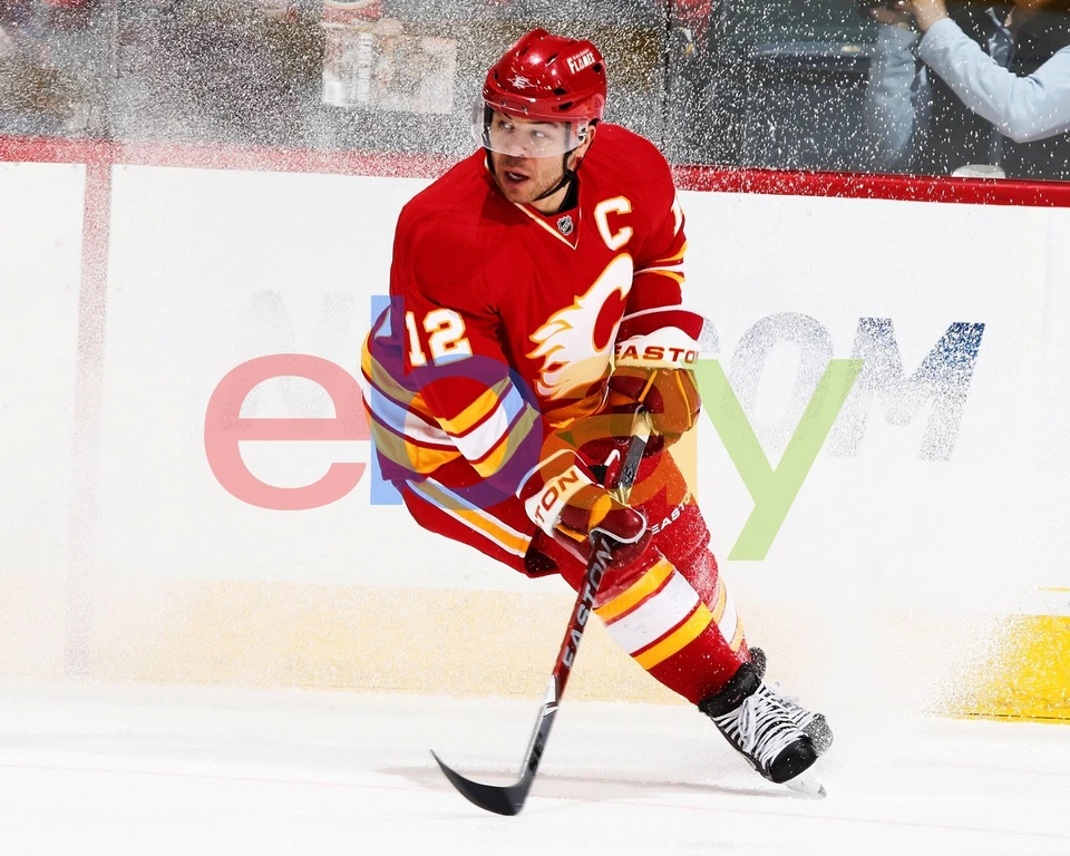 Foto de hockey Jarome Iginla acción de patinaje Calgary Flames 8x10 NHL Foto 1 de 1