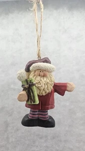 Weihnachtsmann mit Geschenken Weihnachten Hängeschmuck geschnitzt Harz Deko - Bild 1 von 6