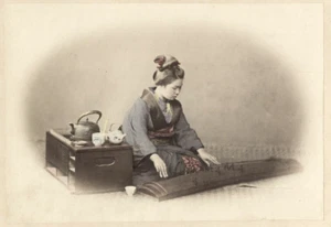 c.1860's PHOTO - BEATO JAPAN WOMAN PLAYING KOTO - Picture 1 of 1