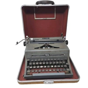 Vintage Royal Quiet De Luxe Model Portable Typewriter with Case - Picture 1 of 19