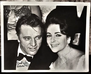 Vintage Elizabeth Taylor mit Richard Burton original signiertes 8x10 Foto est. 60’er Jahre - Bild 1 von 5