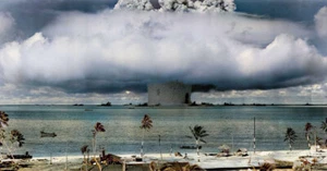 Prueba Nuclear Hongo Nube Ocean Baker Bikini Atolón Foto Arte Impresión Coloreada - Imagen 1 de 2