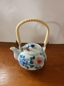 Tetera japonesa C. 1920 porcelana floral/pájaro con mango de ratán - Imagen 1 de 7