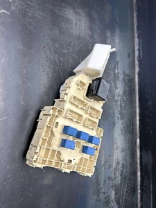 07-09 Suzuki SX4 Hatchback interior inside fuse box junction block - Picture 1 of 2