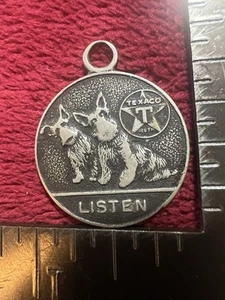 Llavero/colgante vintage Texaco “Listen” Scottish Terrier. - Imagen 1 de 3