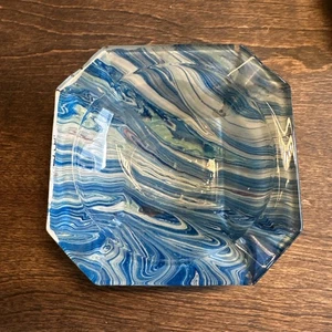 "Cenicero de vidrio jaspeado de resina con patrón de remolino azul Mid Century moderno de 5"" de ancho" - Imagen 1 de 5