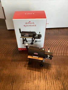 2015 Hallmark Keepsake ~ Smokin' Good Times ~ Grill Ornament ARTIST SIGNED - Picture 1 of 10