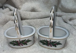 2 cestas de Navidad de porcelana bayas de acebo adornos dorados edulcorantes navideños - Imagen 1 de 6