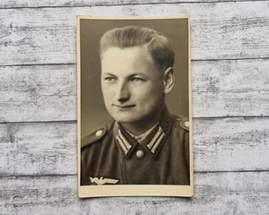 Foto Soldat Wehrmacht 2. WK Uniform Mann Abzeichen Militär Photographie Krieg - Picture 1 of 2