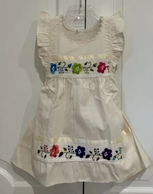 Vestido de niña mexicana bordado a mano. Foto 1 de 4
