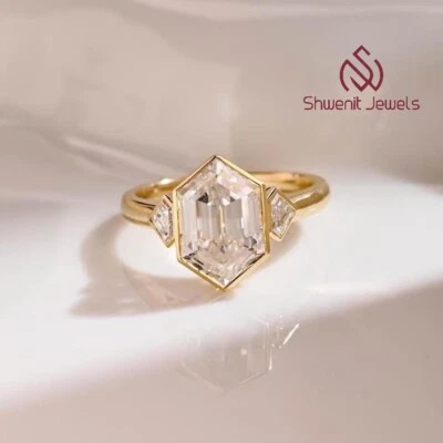 Anillo de compromiso de oro amarillo de 10 quilates de diamantes cultivados en laboratorio de corte hexagonal y roscado de 1,90 quilates Foto 1 de 4