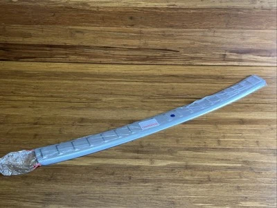 Volkswagen Taos 2022-2025 protección trasera llanta 2GJ061195A7W OEM Foto 1 de 4