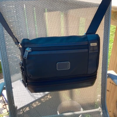 Bandolera Tumi para mujer - parte inferior de cuero marrón negro Foto 1 de 4