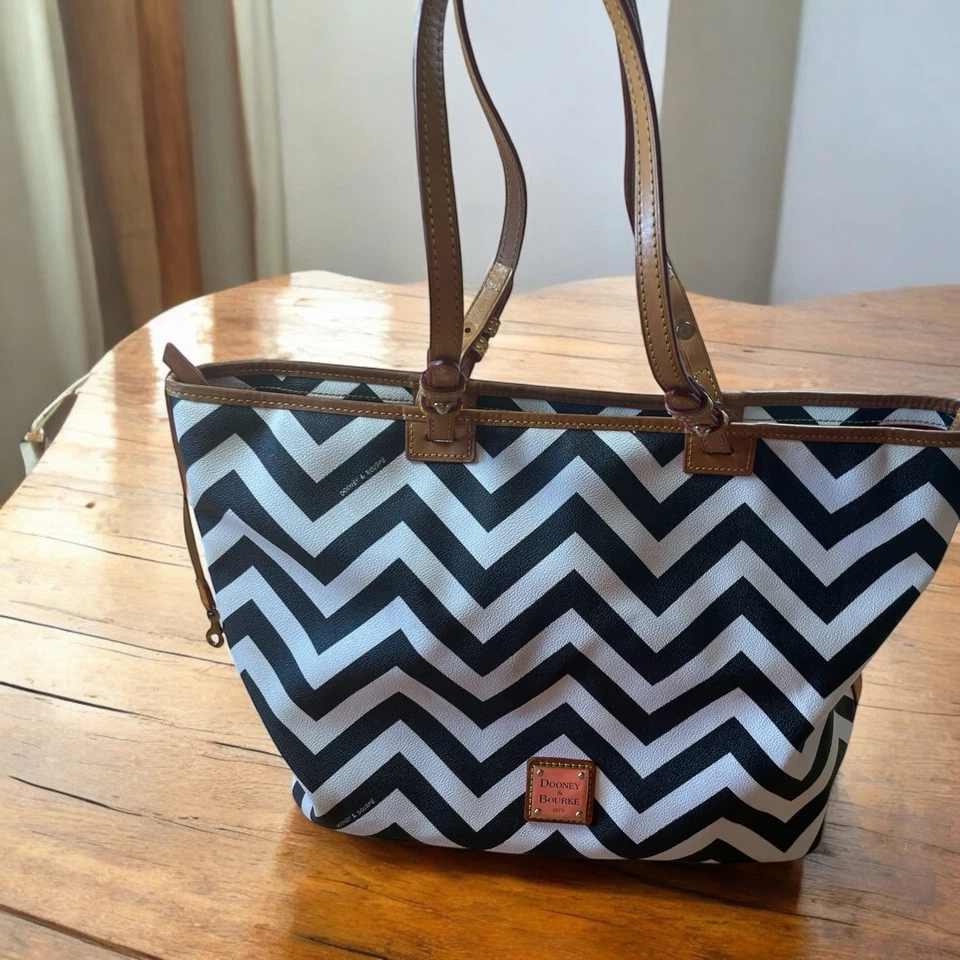 Bolso Chevron Dooney & Bourke blanco y negro con forro de lona roja Foto 1 de 4