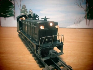 POSTWAR LIONEL 623 SANTA FE  SWITCHER RUNS FORWARD AND REVERSE. - Picture 1 of 9