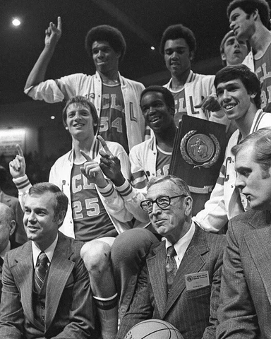 1975 UCLA Bruins JOHN WOODEN Glossy 8x10 Photo NCAA CHAMPIONS Poster Print Cover