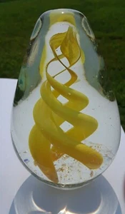 Peso de papel de huevo de vidrio soplado en escamas de oro espiral amarillo grande vintage  - Imagen 1 de 11