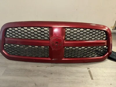 Dodge Ram 1500 2013-14-15-16-17-18 Dodge RAM 1500 parrilla roja llama OEM Foto 1 de 4