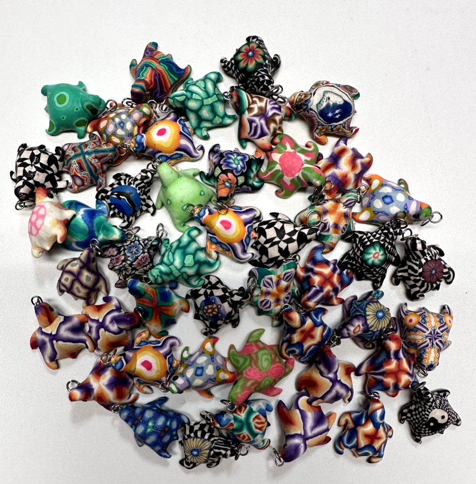 NUEVO Lote de 100 Colgantes Tortuga Arcilla Polimérica 25 mm Floral Calavera Hippy Foto 1 de 1