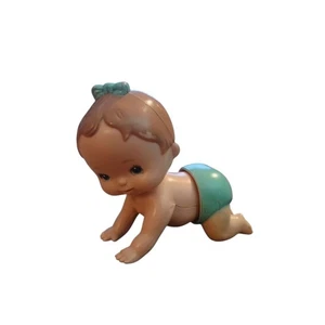 Muñeca bebé Tomy Wind Up 1977 gateando con pañal azul y moño de pelo vintage LEER - Imagen 1 de 10