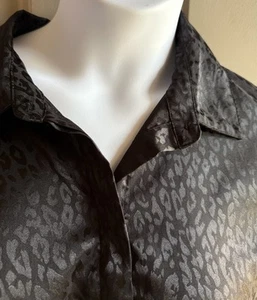 Vecchia camicia blu navy con bottoni donna XXL nera stampa leopardata maniche a linguetta a rotolo - Foto 1 di 12