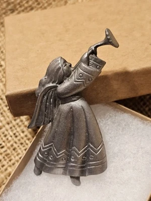 Broche trompeta ángel cuerno soplado peltre 2,7/8” pelo largo que fluye  Foto 1 de 4