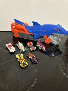 Hot Wheels Shark Chomp Transporter Play Set With 6 Die Cast Vehicles - Picture 1 of 5