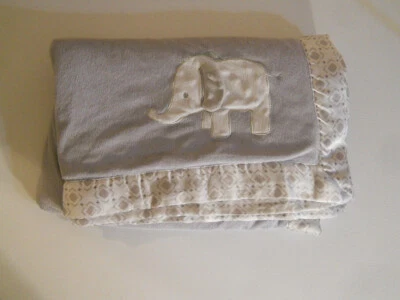 Amy Coe Manta Bebé Elefante Gris y Blanco Suave Ribete Satinado con Diseño Diamante Foto 1 de 3