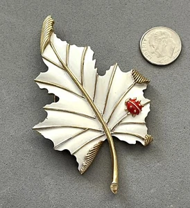 Broche prendedor vintage años 60 TRIFARI 3-D hoja tono dorado esmalte blanco rojo Ladybug - Imagen 1 de 6