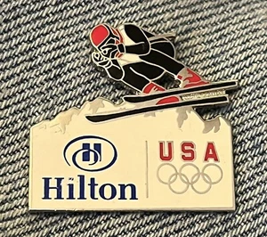 Pin olímpico de invierno 2006 ~ esquí alpino ~ descenso ~ Torino 2006 ~ patrocinador ~ Hilton - Imagen 1 de 2