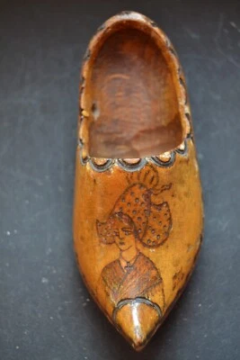 @@@ ANCIEN PETIT SABOT EN BOIS - SIGNE ET DATE 1869- SCULTURE PYROGRAVURE - - Photo 1/3