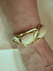 BRAZALETE CON BISAGRAS CHAPADO EN ORO CON CABUJÓN DE MARFIL SINTÉTICO TALLADO CRISTAL DE ROCA - Imagen 1 de 8