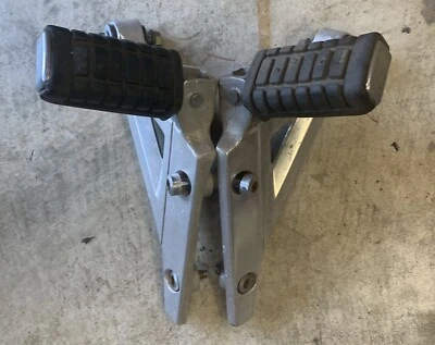 1984 Honda VF500 V30 Magna pés traseiros pinos de passageiros e montagens silenciador - Imagem 1 de 4