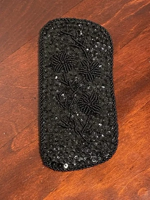 Estuche blando vintage negro con cuentas a mano hecho en Hong Kong Foto 1 de 3