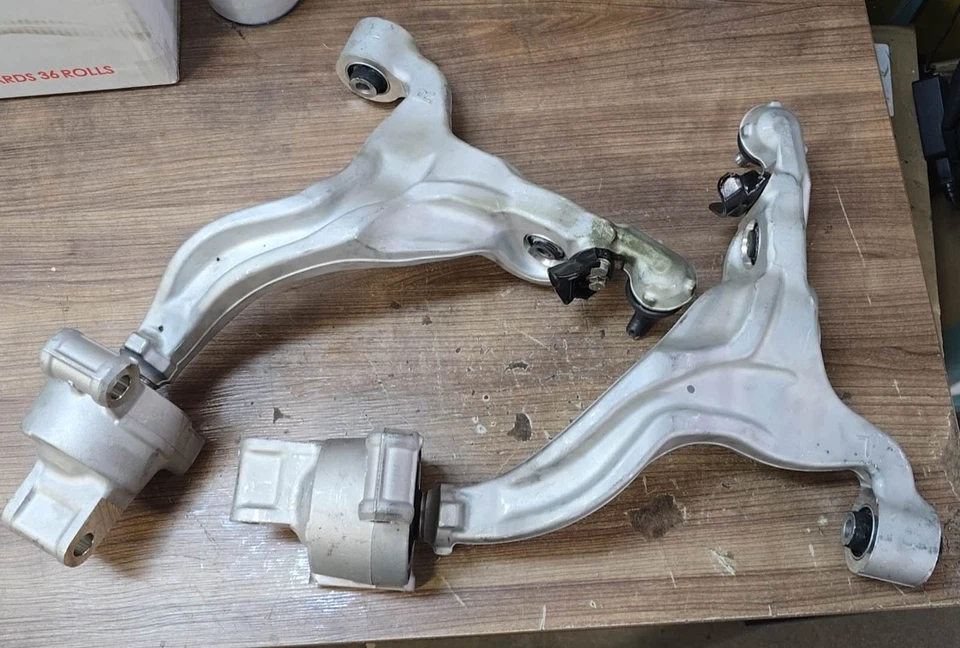 Brazo de control inferior delantero derecho derecho rótula 2 piezas para Infiniti AWD G25 G35 G37 Q40 Foto 1 de 1