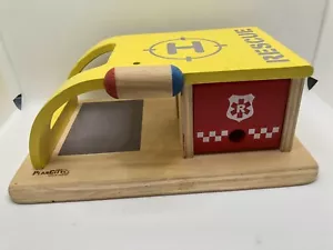 PlanToys PlanCity Rettungsstation Hubschrauberlandeplatz aus Holz - Bild 1 von 11