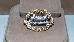 PIN BROCHE ESPECIAL ABUELA OVALADA TONO DORADO Y PLATEADO DE COLECCIÓN - Imagen 1 de 4