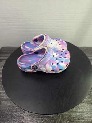 Zuecos Crocs clásicos tie dye para niños pequeños talla 8C Foto 1 de 4