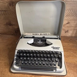 Vintage Olympia Splendid 33 Portable Typewriter With Case - Foto 1 di 7