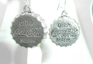 Neu 3-D Soda Pop Cola FLASCHENVERSCHLUSS silberfarbene Ohrhänger 1-3/4" lang - Bild 1 von 3