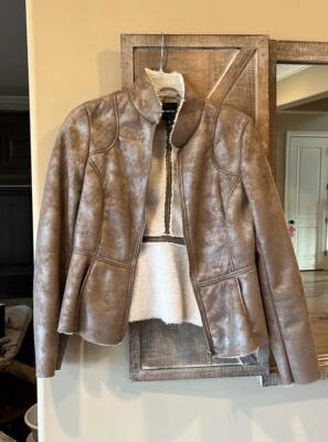 Chaqueta Bomber Rampage Taupe Imitación Cuero Forrada de Vellón Cómoda Mujer Pequeña Moto Foto 1 de 4