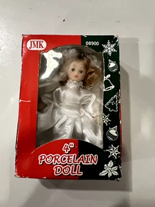 JMK Porzellan Puppe Sammlerstück 4 Zoll Weihnachtsschmuck weißes Kleid blonde Haare - Bild 1 von 2