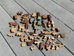 Vintage 53 Teile handgeschnitzte Holztiere und Bäume - Bild 1 von 6