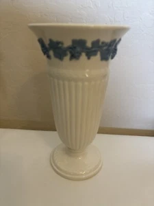 "Florero Wedgwood of Etruria & Barlaston Inglaterra en relieve Queens Ware 8,75"" de alto" - Imagen 1 de 5