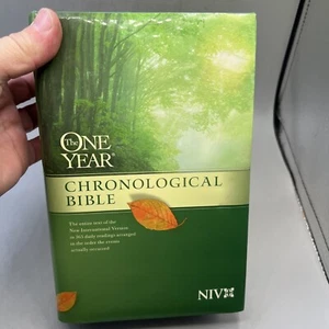 The One Year Chronological Bible by Tyndale House Publishers Staff HC/DJ - Picture 1 of 17